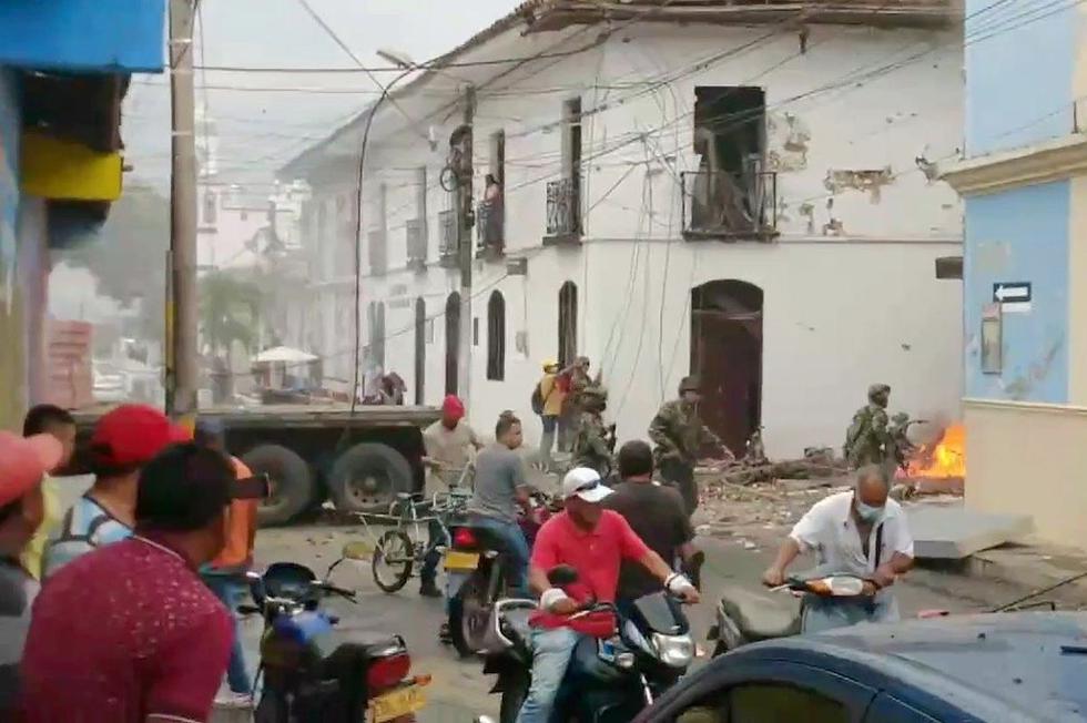 Al menos 19 personas resultaron heridas como consecuencia de la explosión este viernes de un coche cargado con explosivos en las cercanías de la Alcaldía de Corinto, municipio del departamento de Cauca, situado en el oeste de Colombia. (Texto: Europa Press / Foto: Reuters).