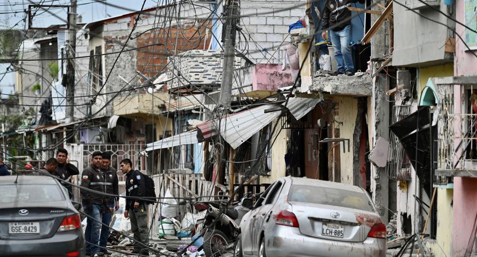 La Policía Nacional de Ecuador inspecciona el lugar de una explosión, que el gobierno atribuye al crimen organizado en el sur de Guayaquil, el 14 de agosto de 2022. (Marcos PIN / AFP).