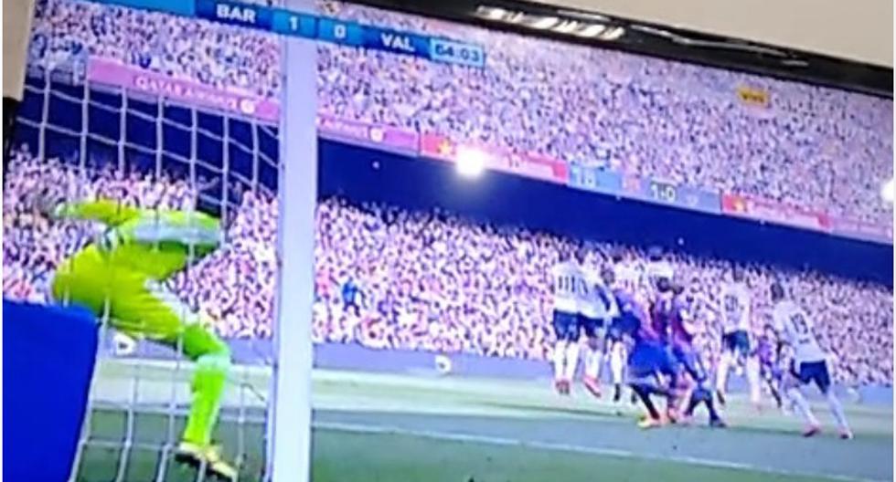 Lionel Messi mandó un excelente tiro libre que dejó parado al portero Alves. (Foto: Captura)