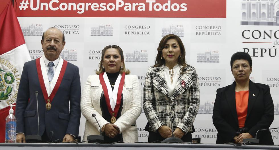 Lady Camones, flanqueada por Wilmar Elera, Digna Calle y Martha Moyano, preside la mesa con compromiso de renuncia si ocurre una sucesión presidencial. (Foto: Jorge Cerdán).