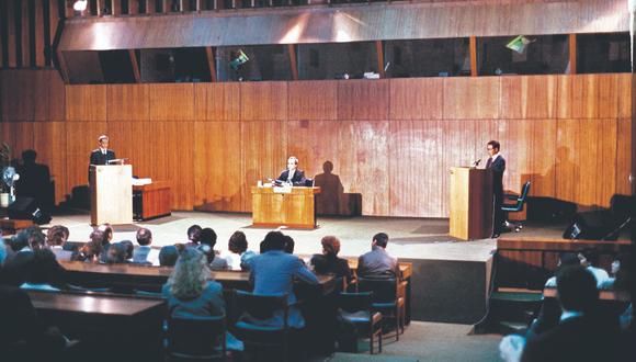 Mario Vargas Llosa llegó como favorito al encuentro del 3 de junio de 1990 con Alberto Fujimori, quien finalmente fue electo presidente. Este fue el primer debate presidencial televisado en la historia del país. (Archivo Histórico El Comercio)