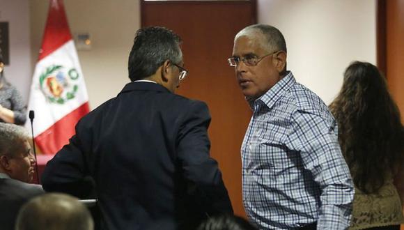 Óscar López Meneses y otros implicados acudieron a la audiencia pese a que fue suspendida en cuestión de minutos. (Hugo Pérez / El Comercio)