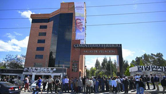 La gente se reúne fuera del Cementerio Vertical durante el funeral del asesinado candidato presidencial ecuatoriano Fernando Villavicencio, en Quito. (Foto de Rodrigo BUENDIA / AFP)