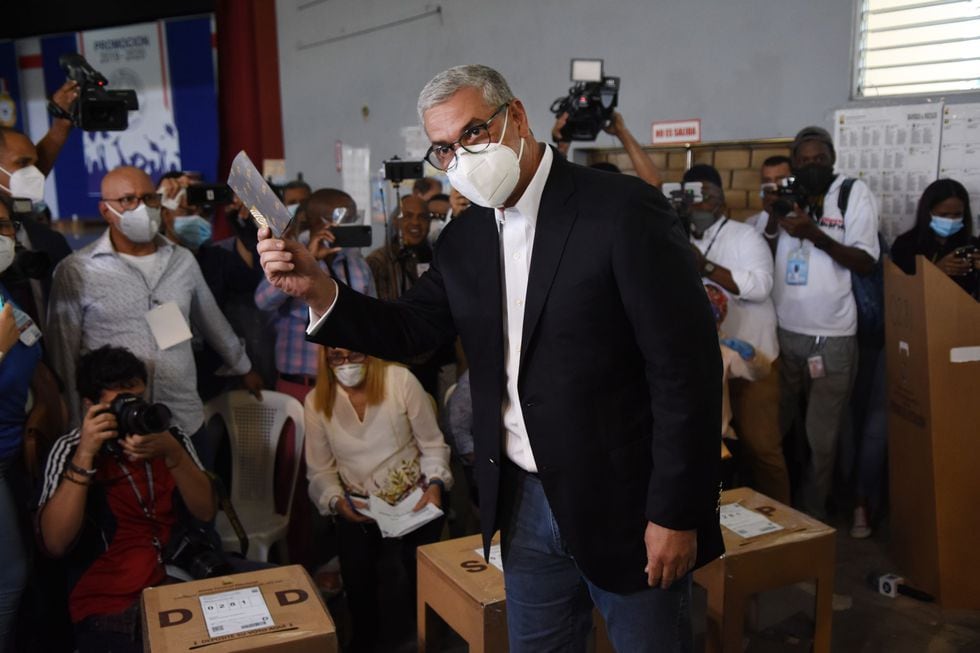 El candidato oficialista Gonzalo Castillo emite su voto. (Foto: STR / AFP).