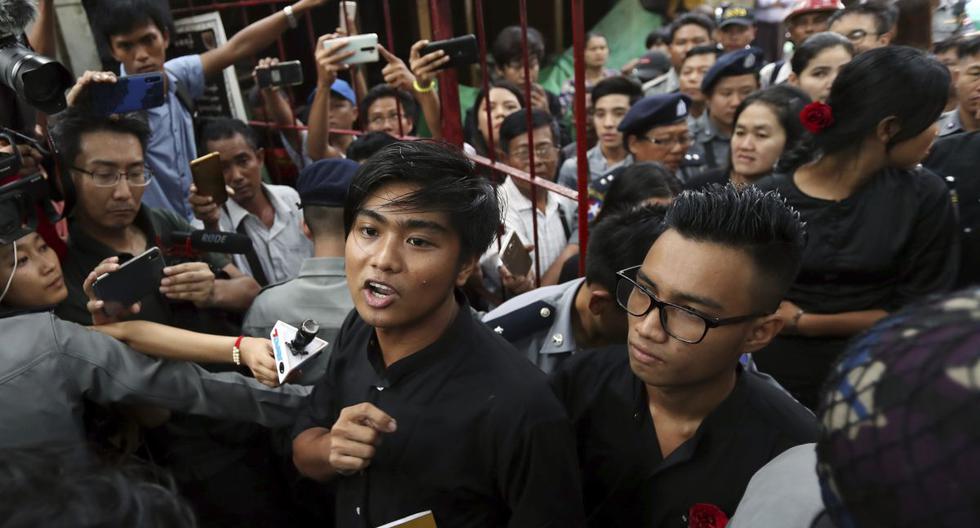 Zay Yar Lwin, a la izquierda, miembro de Peacock Generation, habla mientras deja un tribunal municipal junto con su colega Paing Ye Thu, a la derecha, después de su juicio el pasado miércoles 30 de octubre. (AP)