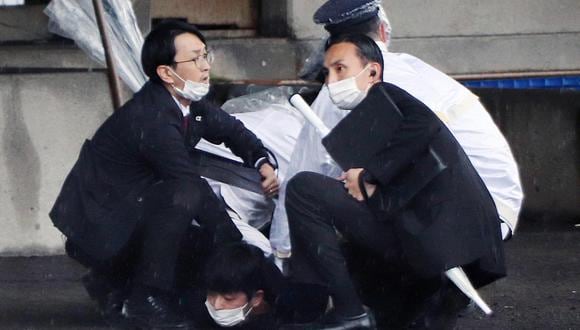 La policía arresta a un hombre sospechoso de haber arrojado explosivos cuando el primer ministro de Japón, Fumio Kishida, estaba a punto de pronunciar un discurso en un puerto pesquero en Wakayama, prefectura de Wakayama. (EFE/EPA/JIJI PRESS).