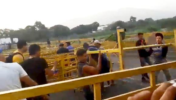 Venezuela: Retiran barreras en puente para ingreso de ayuda humanitaria | VIDEO. (Captura)