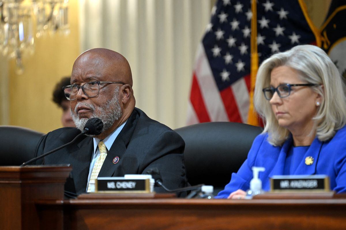 Rep. Bennie Thompson (L), chair of the House committee investigating the Capitol riots, and Rep. Liz Cheney attend a House Select Committee hearing to investigate the Jan. 6, 2021 attack. (MANDEL NGAN/AFP).
