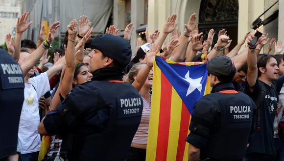 Tras los violentos episodios del domingo, las protestas exigiendo que la Policía Nacional y la Guardia Civil abandonen Cataluña incrementaron el lunes. (Reuters)