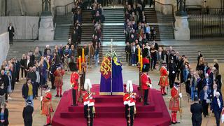 Miles de ciudadanos entran a rendir tributo a Isabel II en su capilla ardiente en Westminster Hall | FOTOS