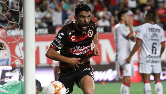 Chivas de Guadalajara sufrió con los balones aéreos propuestos por los 'Xolos' de Tijuana. El partido gozó de muchas chances de gol, pero los dueños de casa fueron superiores. (Foto: EFE)