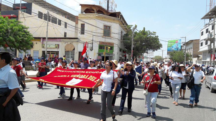 Unos 5 mil maestros marcharon esta tarde por las principales calles de Piura exigiendo mejoras para su sector. Los profesores, que cumplen la medida de fuerza desde el 1 de agosto, recorrieron el centro de la ciudad resguardados por fuerte contingente policial (Foto: Ralph Zapata)