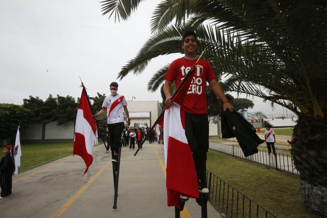 Perú vs. Nueva Zelanda: escolares alientan a la selección (Foto: Dante Piaggio/ El Comercio)