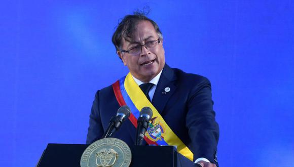 El nuevo presidente de Colombia, Gustavo Petro, pronuncia un discurso después de prestar juramento durante su ceremonia de toma de posesión en la Plaza de Bolívar en Bogotá.