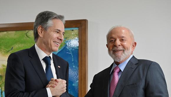 El secretario de Estado de Estados Unidos, Antony Blinken, le da la mano al presidente de Brasil, Luiz Inácio Lula da Silva, en el Palacio Planalto de Brasilia el 21 de febrero de 2024. (Foto de EVARISTO SA / AFP)