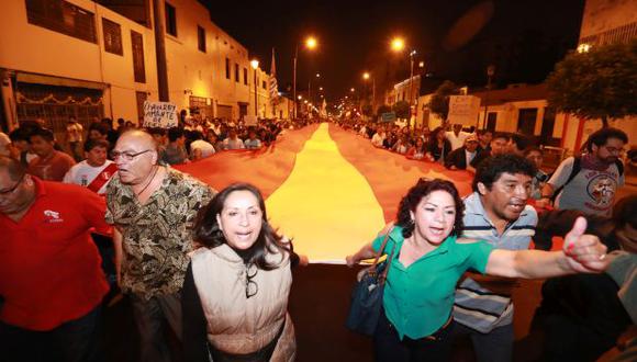Ciudadanos salieron a las calles de Cercado de Lima para expresar su rechazo a la decisión de Chávarry. (Foto: GEC)