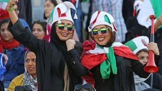 En Qatar y otros países: ¿Cuáles son las restricciones que tienen las mujeres para ir a estadios de fútbol en Medio Oriente?