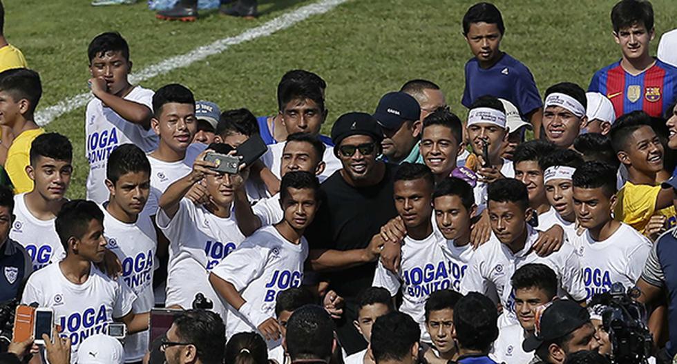 Ronaldinho se tomó un tiempo para conversar con los niños salvadoreños. (Foto: EFE)
