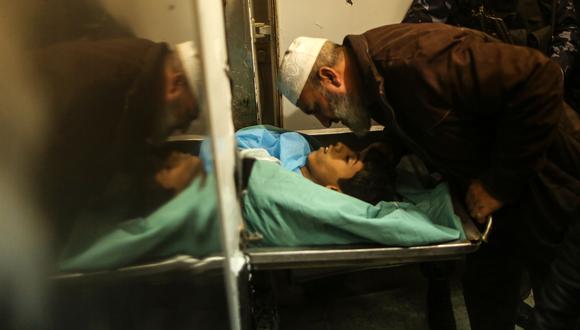 Amir Abdul Hamid Abu Mousad, de 16 años, fue alcanzado por disparos de soldados israelíes en la ciudad palestina de Gaza. (AFP).