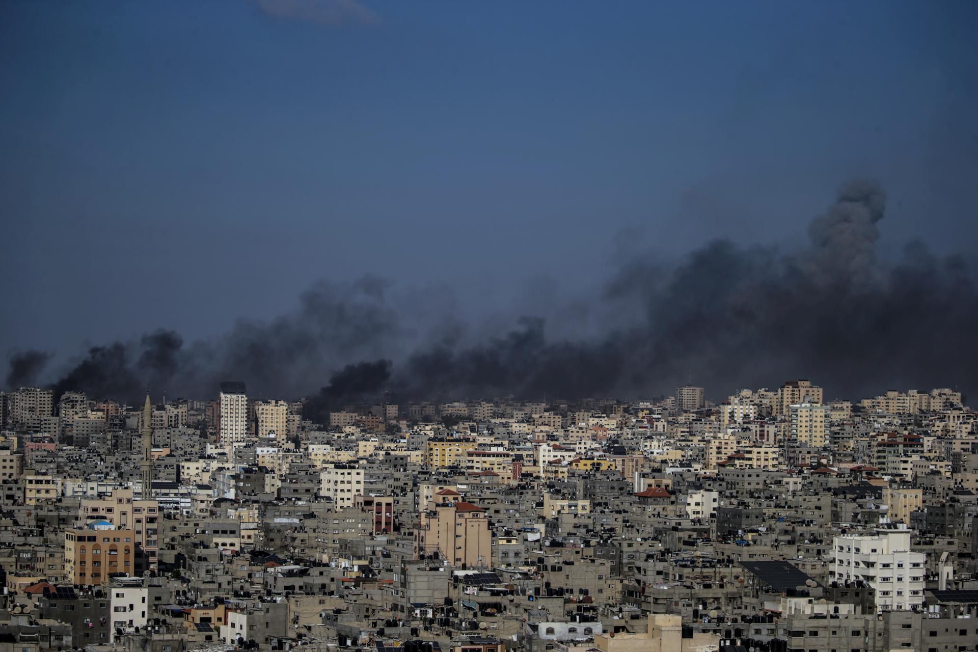 Smoke rises from the port of Gaza after an Israeli air strike on Thursday, October 12, 2023. (EFE/MOHAMMED SABER).