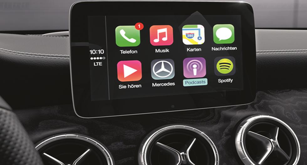 Los conductores de Mercedes-Benz podrán controlar varias funciones del iPhone con los botones del timón o joystick y visualizarlo desde la pantalla del auto. (Foto: Mercedes-Benz)