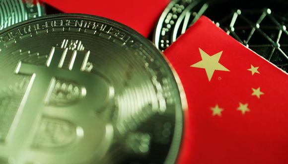 Una bandera china se ve entre las representaciones de Bitcoin y otras criptomonedas en esta imagen de ilustración tomada el 2 de junio de 2021. (REUTERS/Florence Lo).