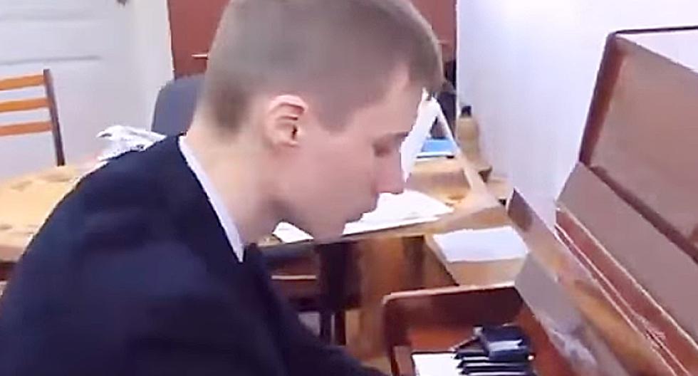 Aleksey Romanov toca maravillosamente el piano… y no tiene manos. (Video: YouTube)