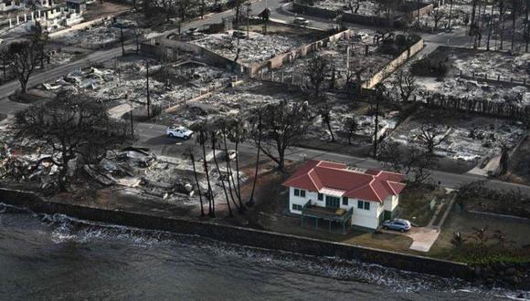 La casa de techo rojo quedó a salvo de los incendios en Lahaina, mientras que el resto del vecindario quedó reducido a escombros. (Getty Images).