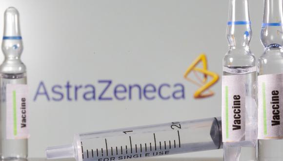 Se ve un tubo de ensayo etiquetado con la vacuna frente al logotipo de AstraZeneca en esta ilustración tomada el 9 de setiembre de 2020. (REUTERS/Dado Ruvic).