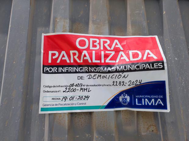 Cartel colocado el 19 de enero que anunciaba la paralización de la obra por el concepto de "no cercar o instalar un cerco de seguridad en una obra". La detención culminó el 2 de febrero. Foto: David Pino