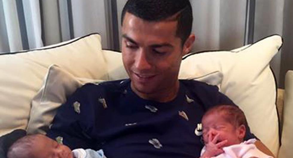 Cristiano Ronaldo feliz de la vida con sus hijos recién nacidos. (Foto: Facebook)