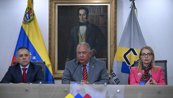 El presidente del Consejo Nacional Electoral (CNE) de Venezuela, Elvis Amoroso (C), habla junto a los rectores Carlos Quintero y Rosalba Gil, el 5 de marzo de 2024. (Foto de Federico Parra/AFP).