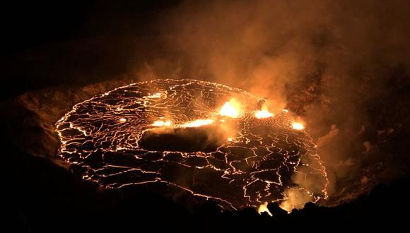 La erupción continua del volcán Kilauea en Hawái, que se forma en múltiples ubicaciones de fisuras en la base y la pared oeste del cráter, y un lago de lava que crece dentro de Halemaumau. (Foto: Servicio Geológico de EE. UU. / AFP).