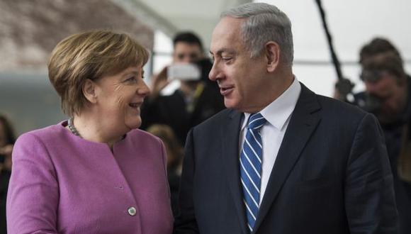 La canciller alemana, Angela Merkel, saludó al primer ministro de Israel, Benjamin Netanyahu, a su llegada a la cancillería en Berlín. (Foto: AFP)