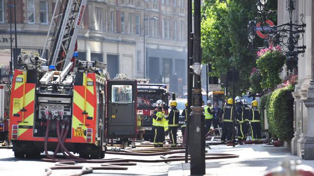 Alerta en Londres por incendio en lujoso e histórico hotel Mandarin Oriental. Estas son las primeras imágenes. (Foto: AFP)