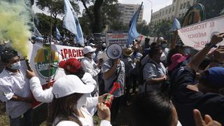 Médicos protestan para exigir salida de ministro de Salud por riesgos en la vacunación COVID-19