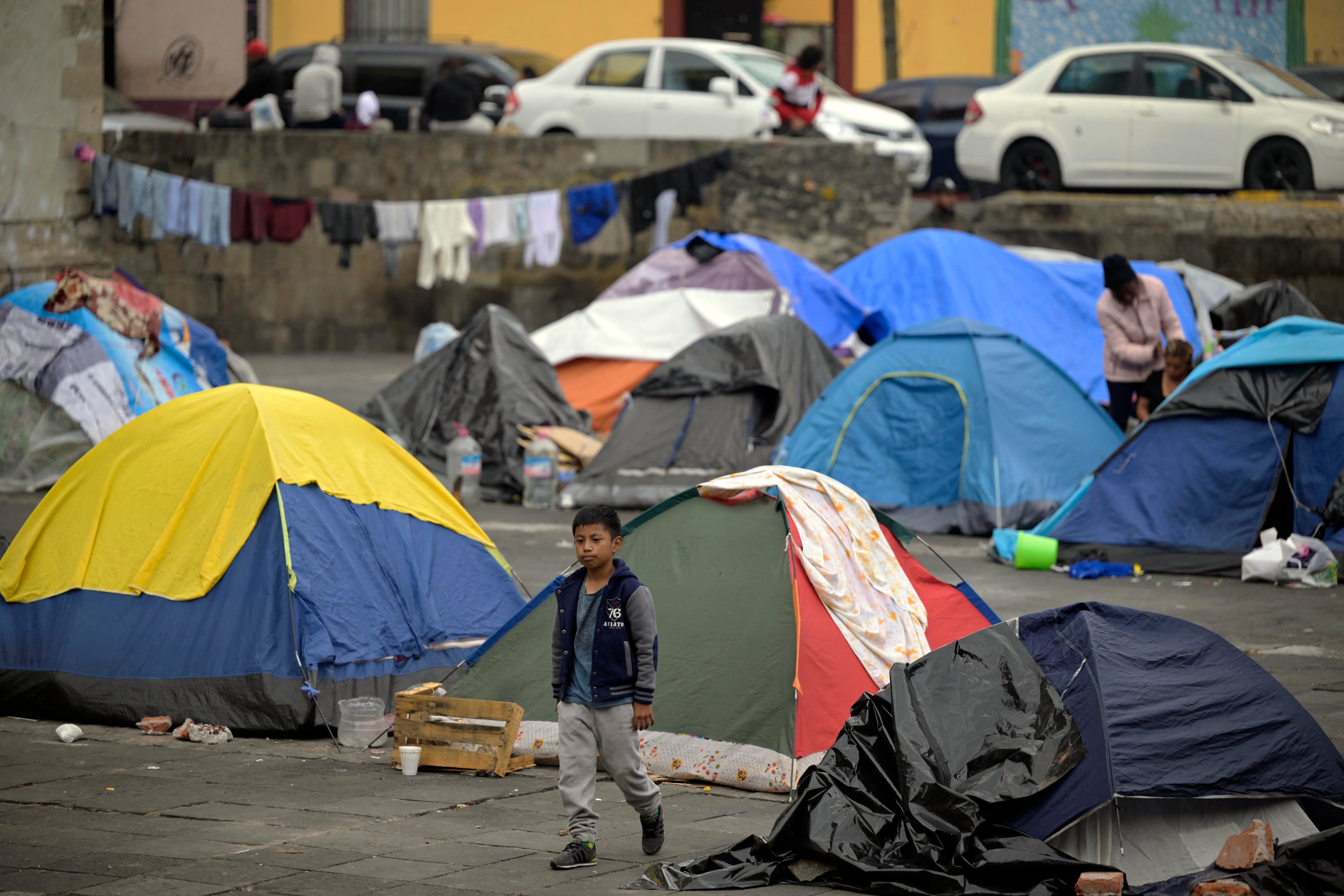 An improvised migrant camp in the Tlahuac area of ​​Mexico City.  (Photo by ALFREDO ESTRELLA/AFP).