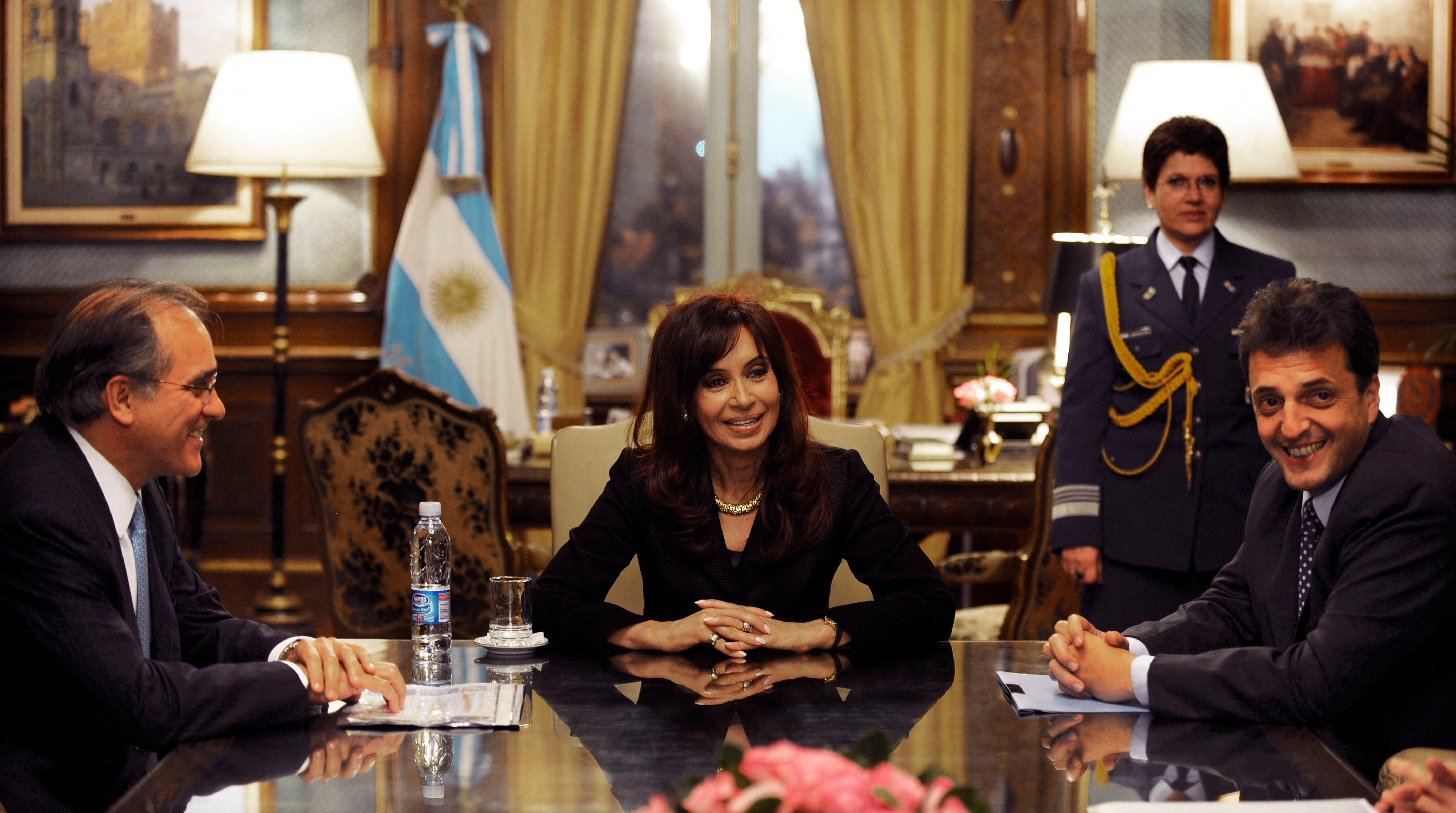 The then president of Argentina Cristina Kirchner and her chief of staff Sergio Massa (right) in image from September 29, 2008. (Photo by DANIEL GARCIA / AFP).