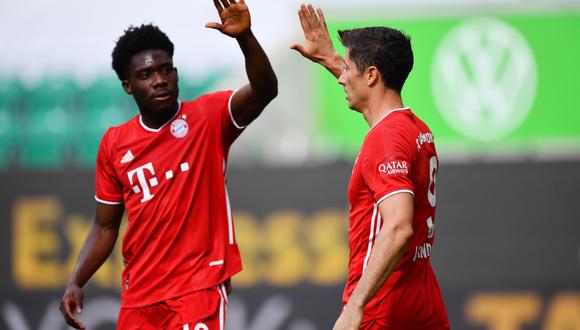 Wolfsburg (Germany), 27/06/2020.- Robert Lewandowski (R) of Munich celebrates his team's third goal with teammate Alphonso Davies during the Bundesliga match between VfL Wolfsburg and FC Bayern Munich at Volkswagen Arena on June 27, 2020 in Wolfsburg, Germany. (Alemania) EFE/EPA/Stuart Franklin / POOL DFL regulations prohibit any use of photographs as image sequences and/or quasi-video.