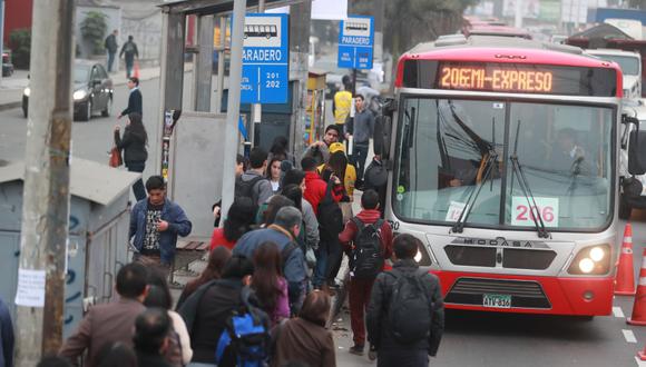 Además, reclaman el retraso en los pagos de los sueldos e imposición del cumplimiento de los tiempos de viaje en los tramos de sus recorrido. Foto: Lino Chipana / GEC