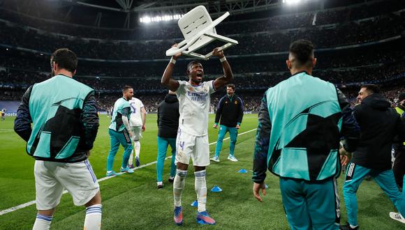 David Alaba celebró la remontada del Real Madrid con una silla. (Foto: Tw @RealMadrid)