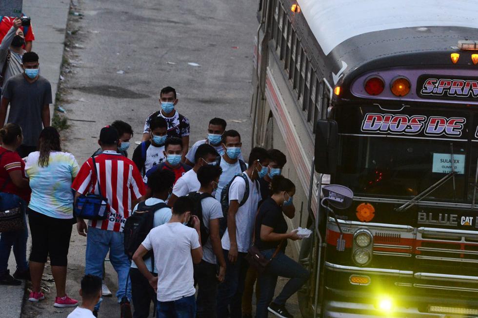 Unos 300 hondureños partieron este jueves hacia Estados Unidos, adelantándose a una masiva caravana de migrantes convocada para el viernes, en busca de mejores condiciones de vida y con la esperanza de que el próximo presidente, Joe Biden, los acoja.  (Texto: AFP / Foto: Orlando SIERRA / AFP)