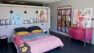 Dormitorio colorido en Aquitania, Francia