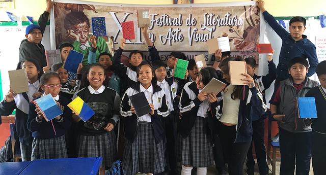 Los niños con sus libros terminados. (Foto: El Comercio)