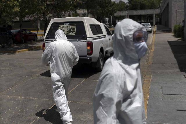 Un hombre en estado de ebriedad fue confundido con un paciente crítico de Covid-19 por las autoridades sanitarias de México. | Foto: AFP