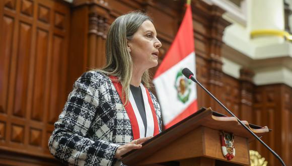 “Lo único que puedo decir es que ha sido un éxito el día de ayer (martes 19 de octubre) porque el Congreso ha aprobado la ley interpretando la cuestión de confianza y estamos defendiendo nuestro fuero”, dijo Alva ante la prensa | Foto: Congreso de la República