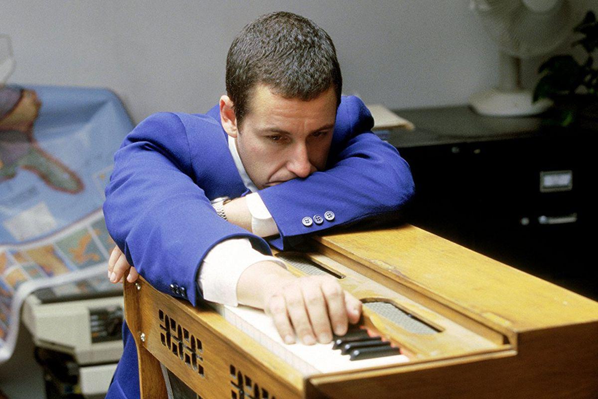 Adam Sandler en "Punch Drunk Love", su primer rol dramático. (Foto: Columbia Pictures)