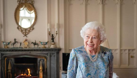 La reina Isabel II de Gran Bretaña reacciona durante una audiencia con el presidente de Suiza, Ignazio Cassis, en el Castillo de Windsor, al oeste de Londres, el 28 de abril de 2022. (Dominic Lipinski / POOL / AFP).