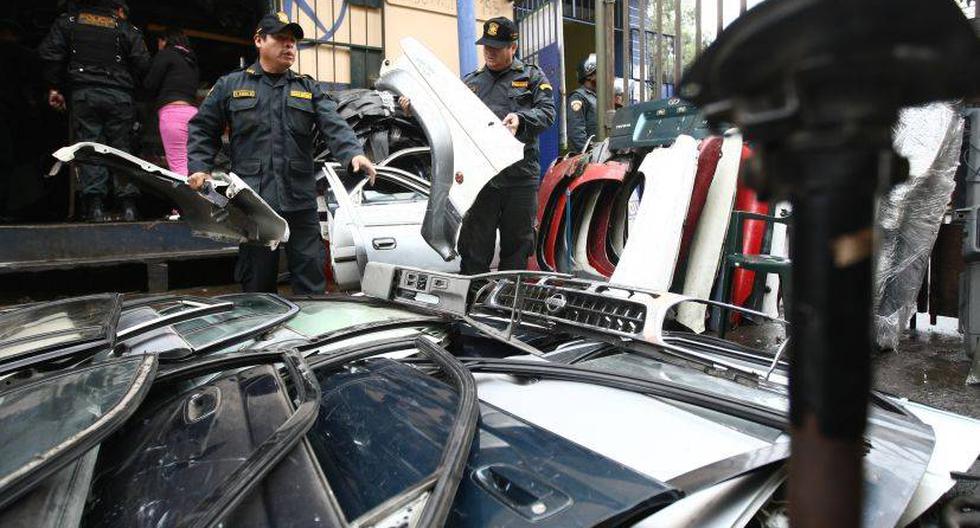 Policía confiscando partes robadas. (Foto: USI)