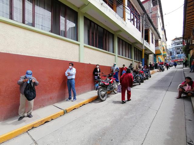Coronavirus en Perú: más de 100 adultos mayores acuden al banco en Abancay para cobrar bono y Pensión 65. (Foto: Carlos Peña)